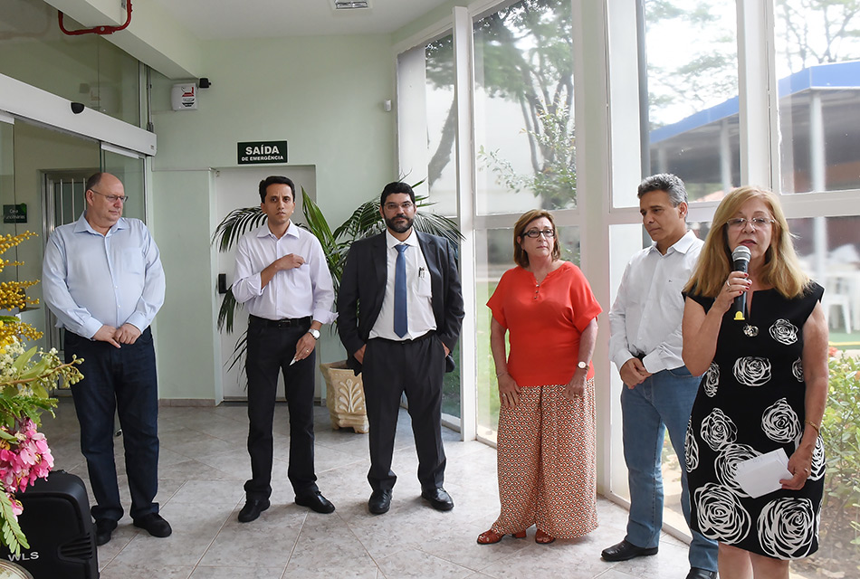 Joly, Emerson da Silva, Brocchi, Maria das Graças, Palermo e Ana Tozzi Autoridades em pé no lançamento do livro