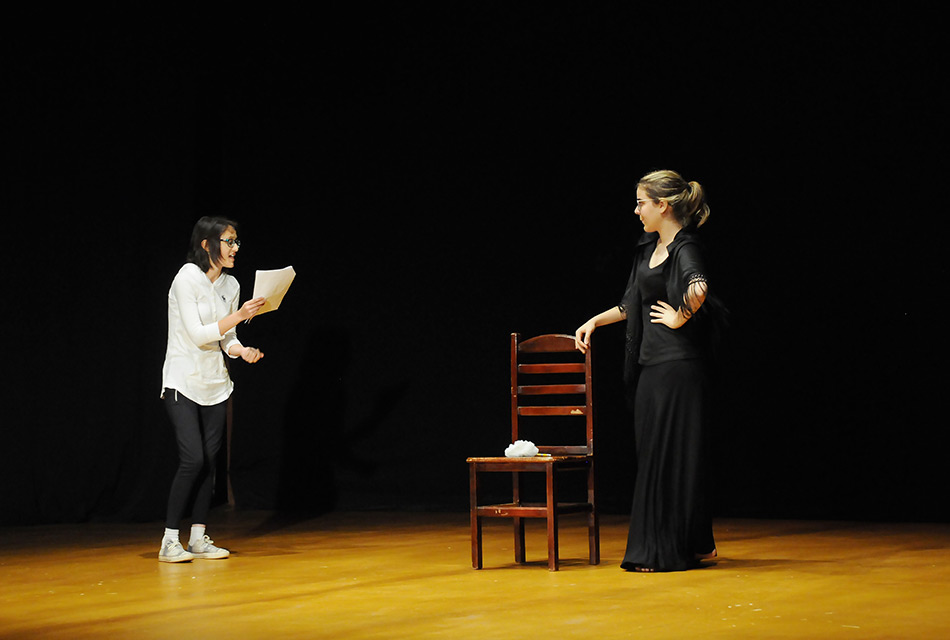 Candidata se apresenta no palco do auditório do Instituto de Artes Candidata se apresenta no palco do auditório do Instituto de Artes