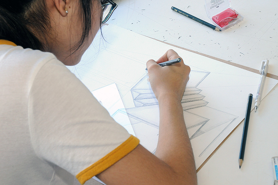 Candidata trabalha com grafite Candidata trabalha com grafite
