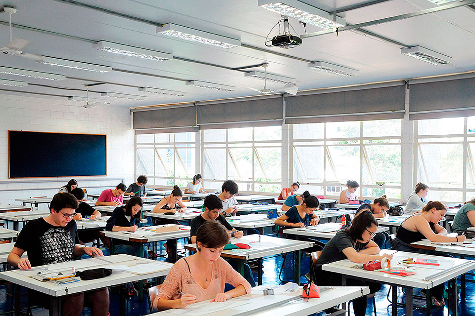 Alunos durante a prova de Arquitetura Alunos durante a prova de Arquitetura