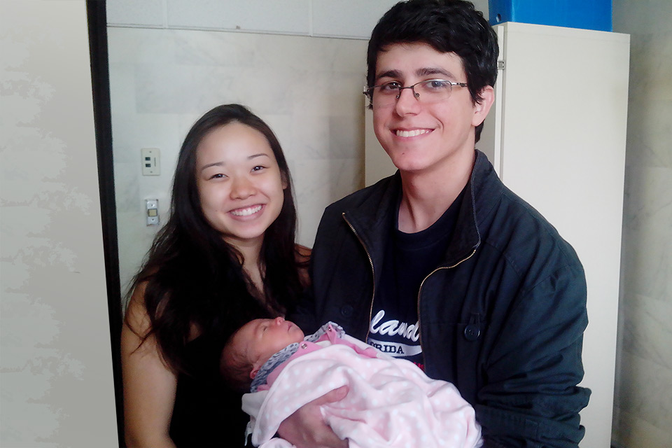 Camilae Lucas, com Helena, que nasceu na véspera do vestibular Imagem mostra Camila e Lucas, pais da Helena, também na foto, que nasceu na véspera do vestibular da Unicamp