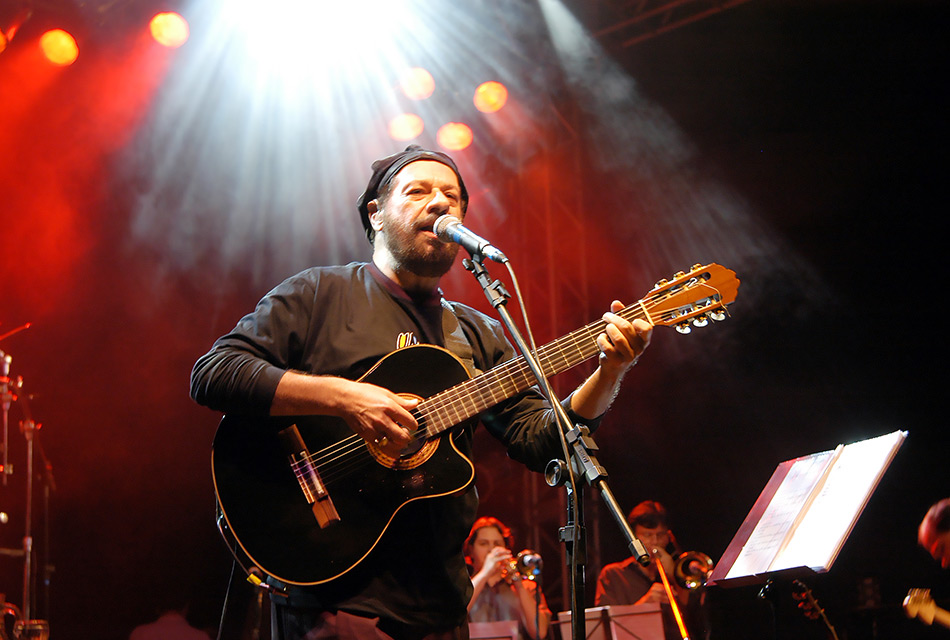 O cantor João Bosco cantando no palco, em 2006