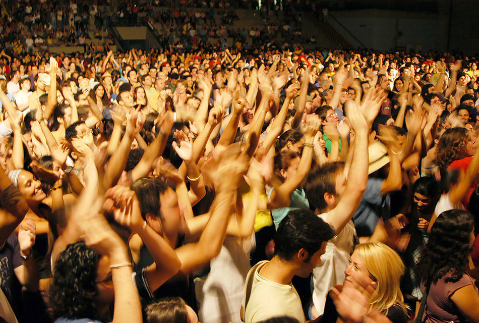 Mãos estendidas do público em show do João Bosco