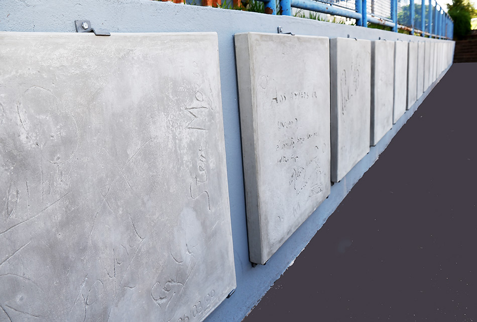 Placas restaurada: nomes de grandes artistas foram assinados Placas de concreto instaladas do lado de fora do ginásio, uma espécie de calçada da fama da Unicamp