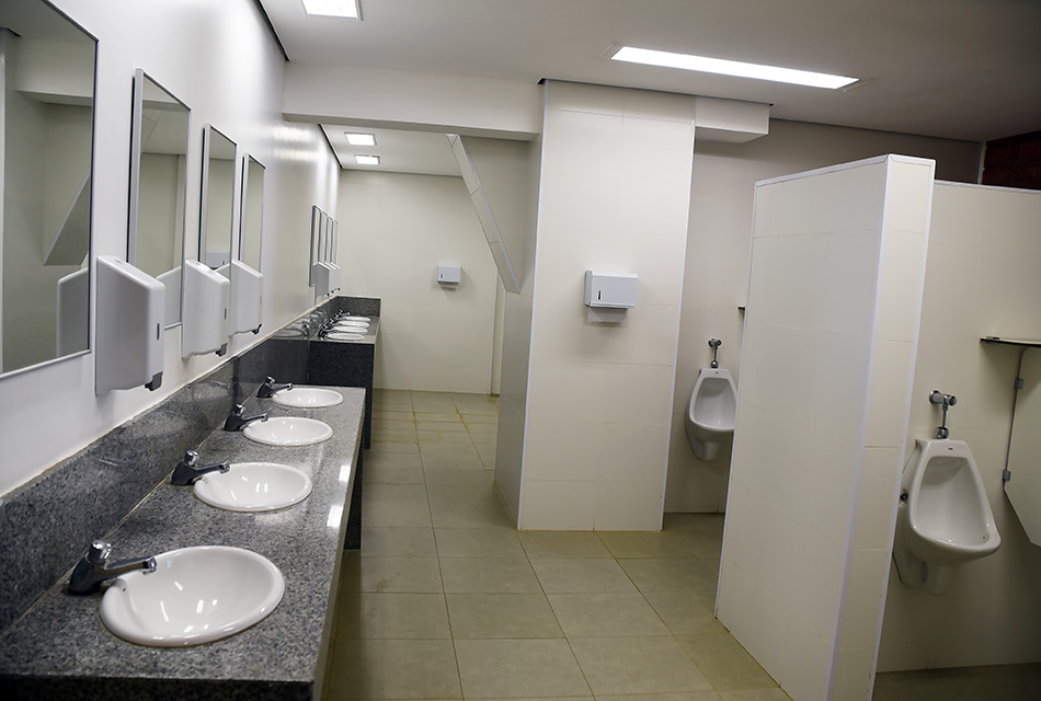 Novos sanitários prontos para a inuaguração com pias e mictórios