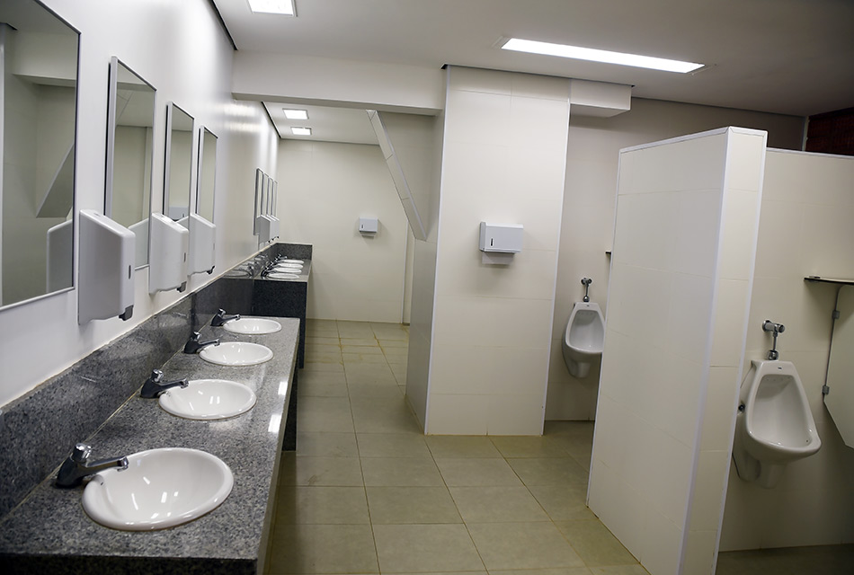 Novos sanitários prontos para a inuaguração Novos sanitários prontos para a inuaguração com pias e mictórios
