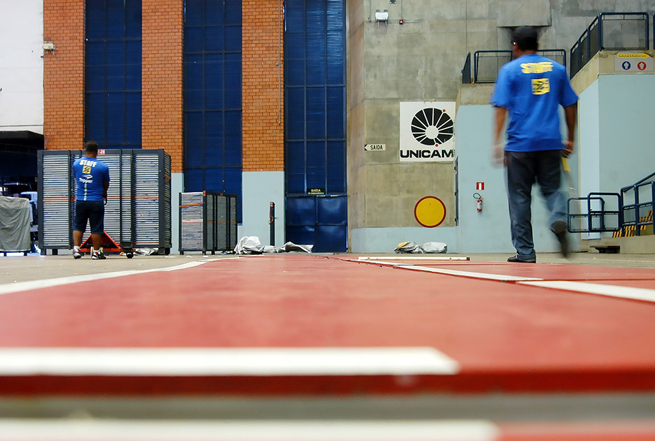 2010: preparativos para o Campeonato Sul-Americano de Futebol de Salão História: piso preparado para o Campeonato Sul-americano de Futebol de Salao
