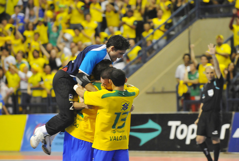 Jogadores do Brasil se abraçam após gol da seleção no desafio internacional contra a equipe do Paraguai 