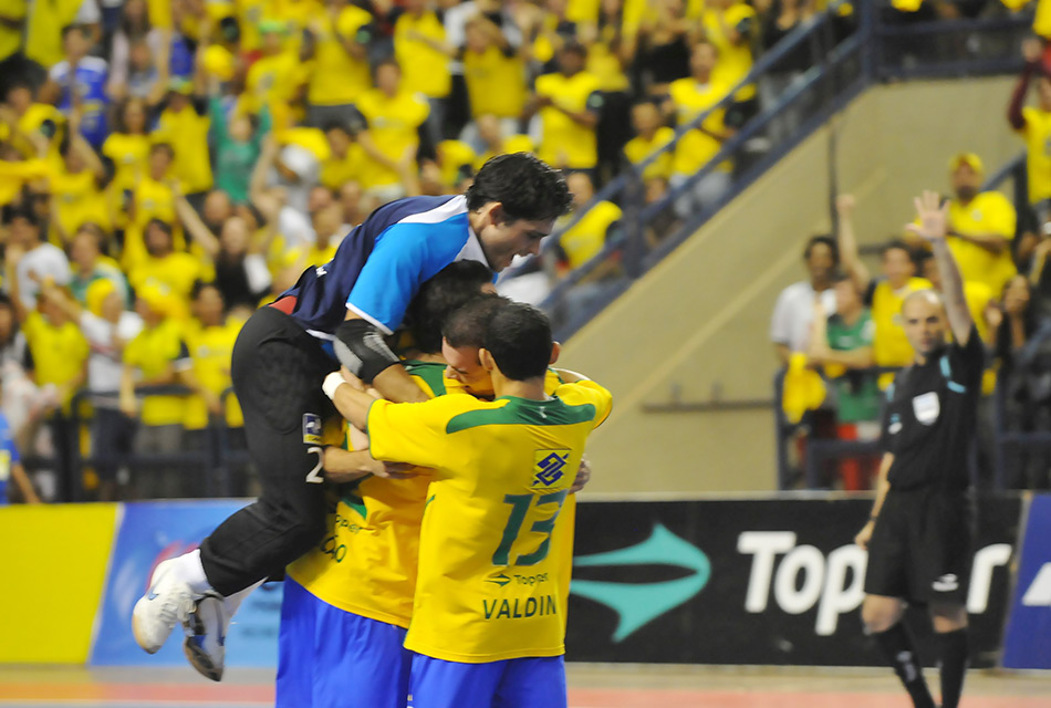 Jogadores do Brasil se abraçam após gol da seleção no desafio internacional contra a equipe do Paraguai Jogadores do Brasil se abraçam após gol da seleção no desafio internacional contra a equipe do Paraguai