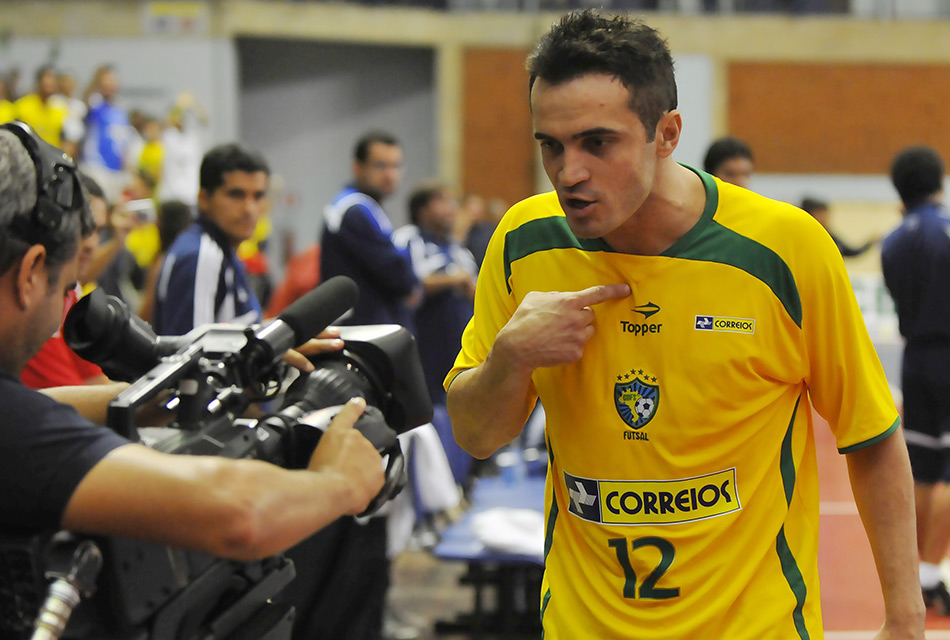 O Jogador Falcão: estrela da seleção brasileira de Futebol de Salão em 2008 O Jogador Falcão comemora em frente a uma câmera de TV