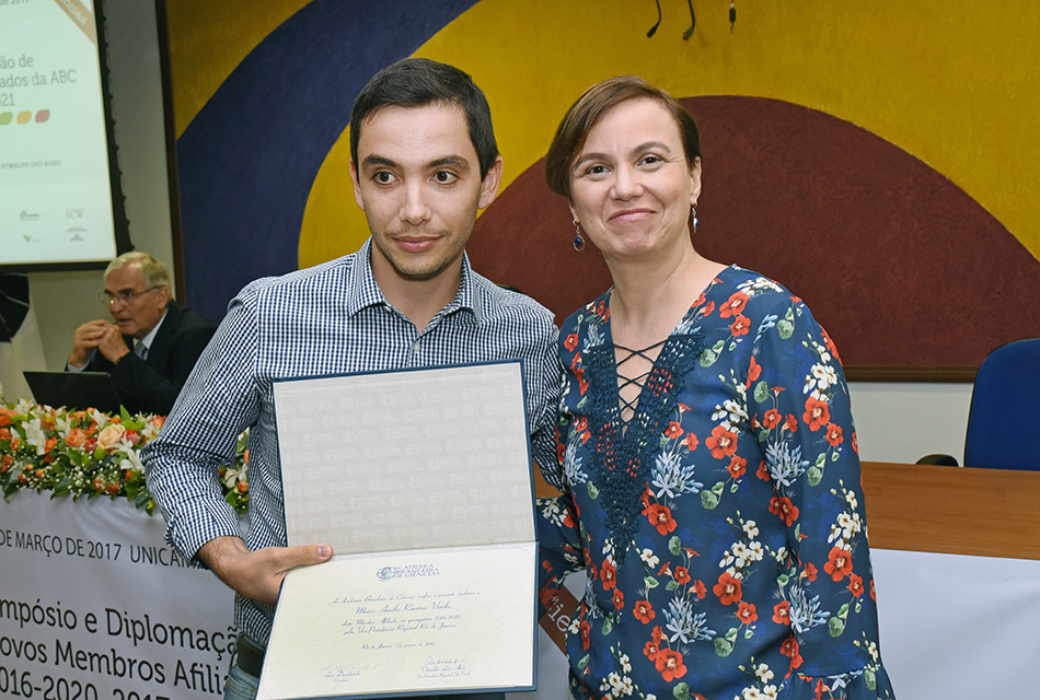 Afiliado Marco Aurélio recebe diplomação da professora Íscia Cendes Afiliado Marco Aurélio recebe diplomação da professora Íscia Cendes