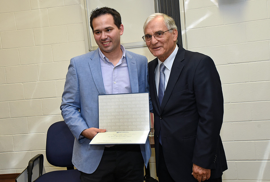 Afiliado Daniel recebe diplomação do professor Fernando Galembeck