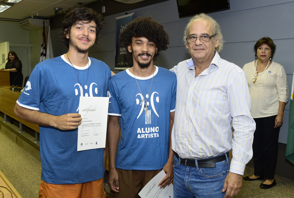 Professor Figueiredo entrega certificado a proponentes de projeto