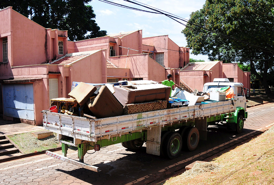 Caminhão retirando material da construção civil