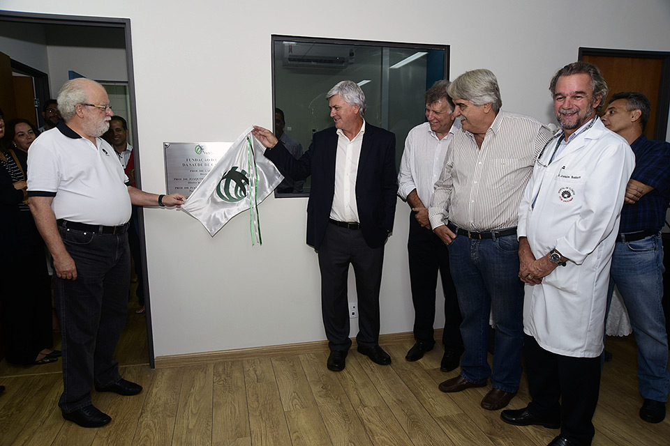 reitor e diretor da Fascamp removem tecido que cobria placa de inauguração na sede da entidade. Ao lado, a direita outros homems, diretores e e ex-diretores da entidade, acompanham a inauguração festivamente