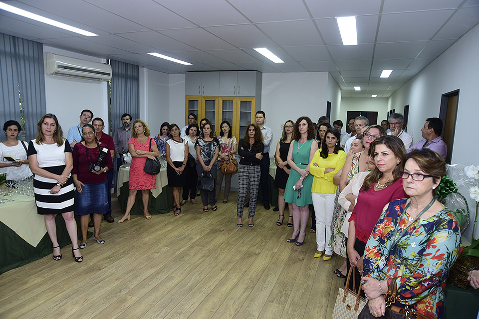 Mulheres e homens em pé assistem a discurso de inauguração da Fascamp