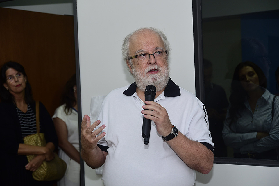 Reitor José Tadeu Jorque fala sobre a importância da Fascamp Reitor fala ao microfone observado por mulheres ao fundo