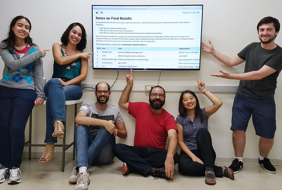 Da esquerda para a direita, os membros da equipe: Júlia Tavares, Sandra Avila, Michel Fornaciali, Eduardo Valle, Lin Tzy Li e Afonso Menegola Da esquerda para a direita, os membros da equipe: Júlia Tavares, Sandra Avila, Michel Fornaciali, Eduardo Valle, Lin Tzy Li e Afonso Menegola