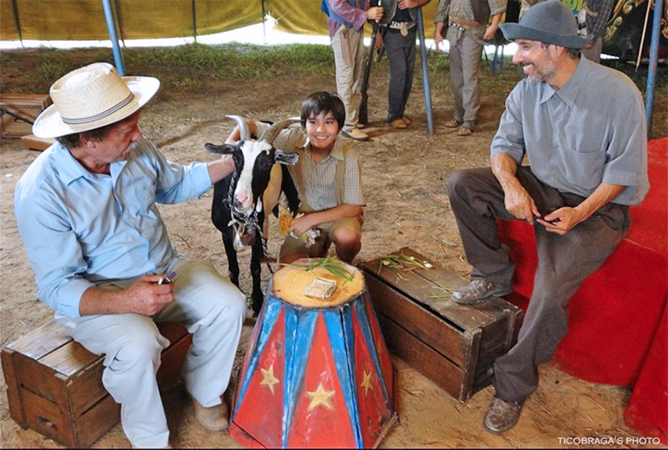 A cabra: atores "contracenam" com o animal Atores em cena com uma cabra de verdade