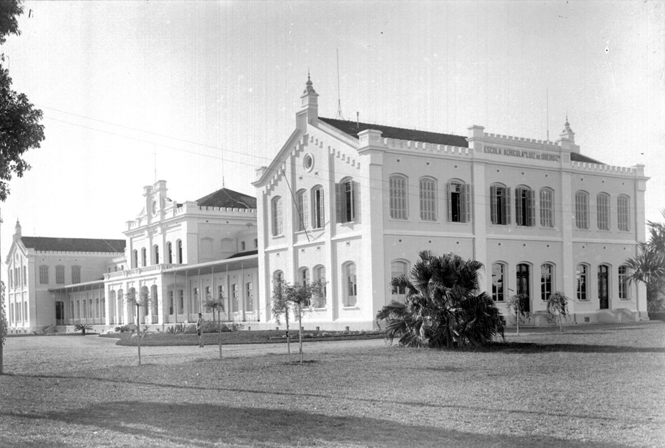 Prédio Central “original”, sem a construção do atual segundo pavimento. Inaugurado oficialmente em 1907. (FONTE: Acervo do Museu “Luiz de Queiroz”)