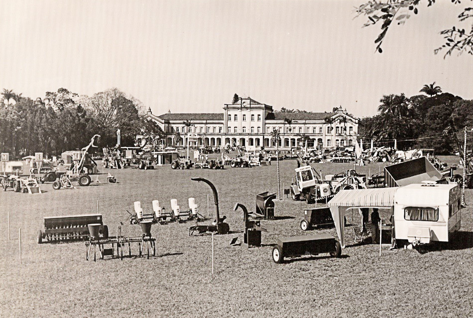 Em primeiro plano a exposição “Agroindustrial”. Em segundo plano está o Prédio Central da ESALQ/USP (FONTE: Museu “Luiz de Queiroz (s/a) – foto realizada entre 8 e 17/10/76, sem autor)