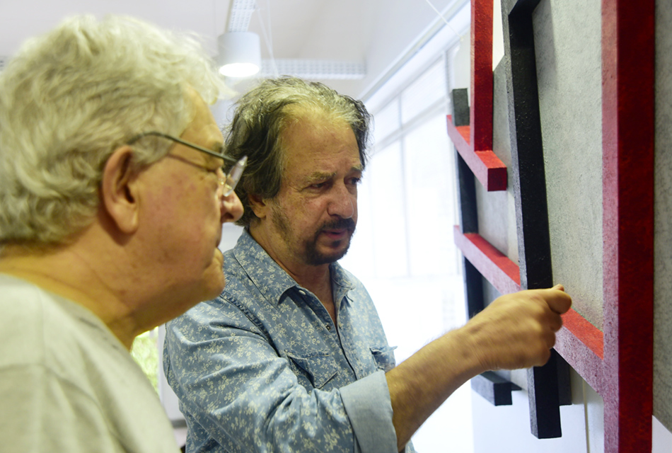 Diretor do IFCH, professor Jorge Coli observa obra com Claudio Tozzi Claudio Tozzi mostra obra para o diretor do IFCH, jorge Coli