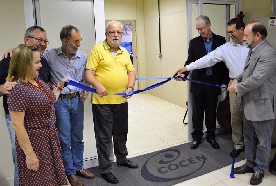 Reitor Tadeu Jorge e demais autoridades na inauguração das novas instalações da Cocen