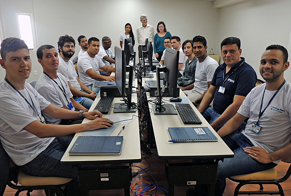 Equipes de programadores durante a competição