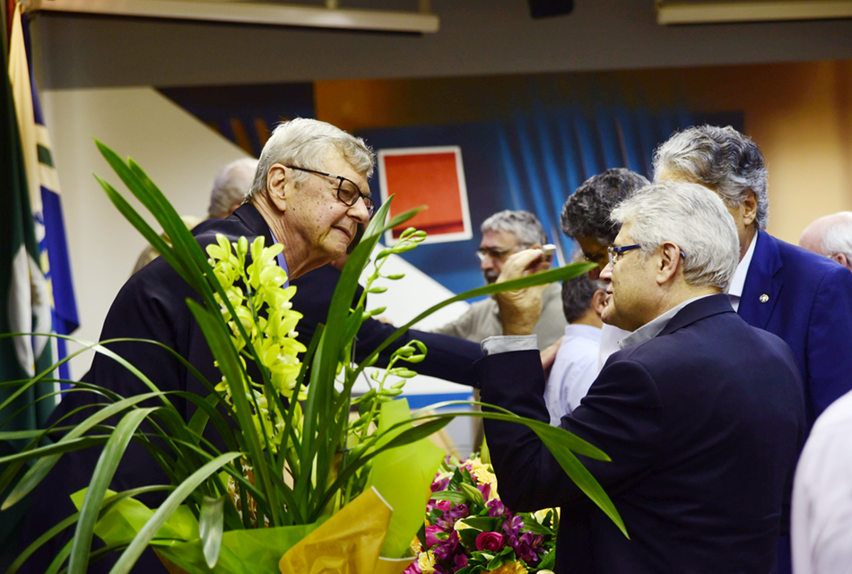 Yaro Burian Júnior é homenageado por colegas Yaro Burian Júnior é homenageado por colegas