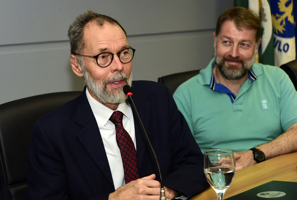 João Frederico Meyer discursa ao lado de Fabiano Fruett João Frederico Meyer discursa ao lado de Fabiano Fruett
