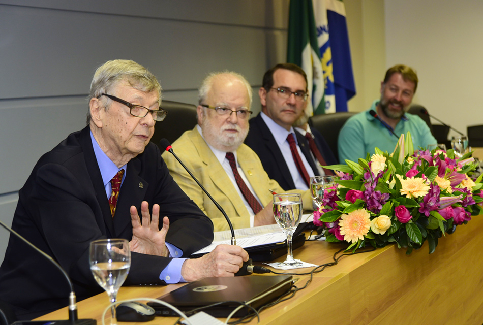 Yaro se mostra comovido pela homenagem Yaro se mostra comovido pela homenagem