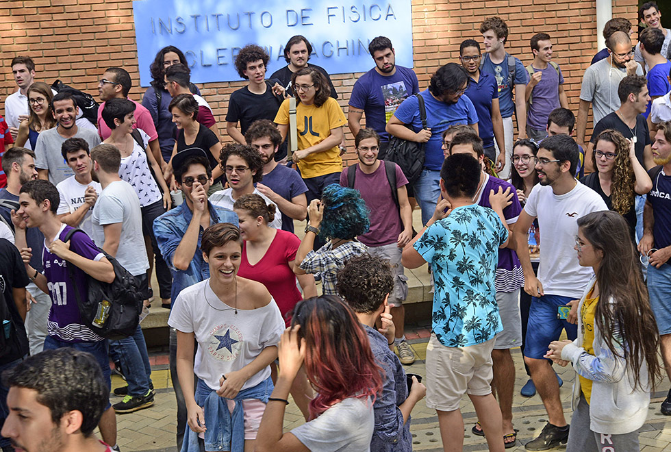 Estudantes participam das comemorações Grupo de jovens em frente ao instituto de física