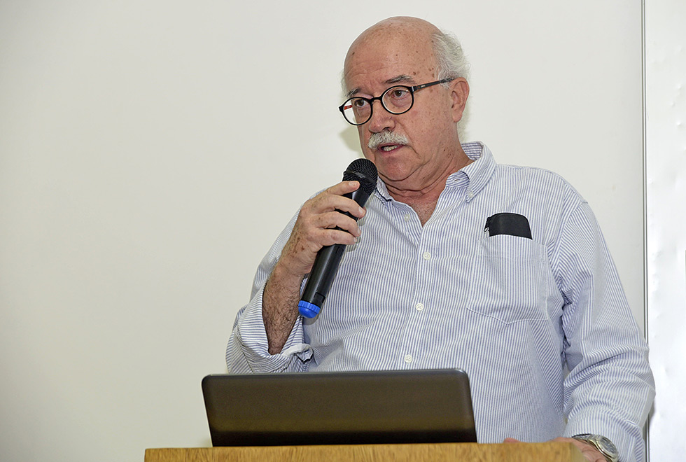 Professor Júlio Cesar Hadler Neto Homem calvo de bigode fala ao microfone