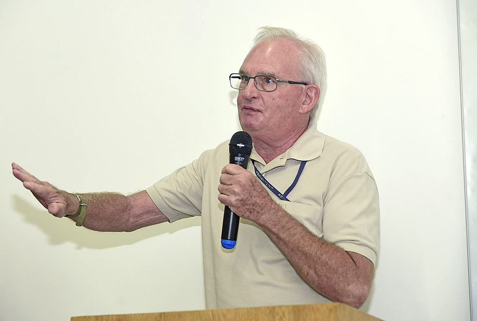 Professor Richard Landers Homem de óculos fala ao microfone