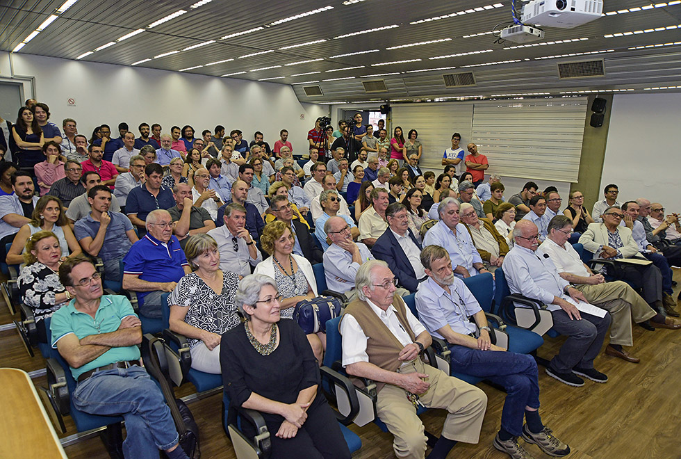 Professores, funcionários e estudantes acompanham as comemorações auditório lotado de professores, estudantes e funcionários
