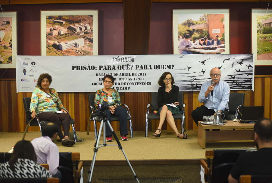 Mesa de abertura do Fórum Prisão: Para quê? Para quem?