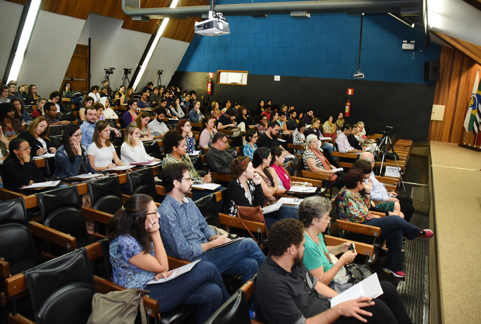Público acompanha conferência de abertura do Fórum Penses Público acompanha conferência de abertura do Fórum Penses