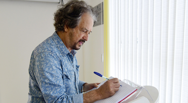 Tozzi assina presença em sua exposição Tozzi assina presença em sua exposição