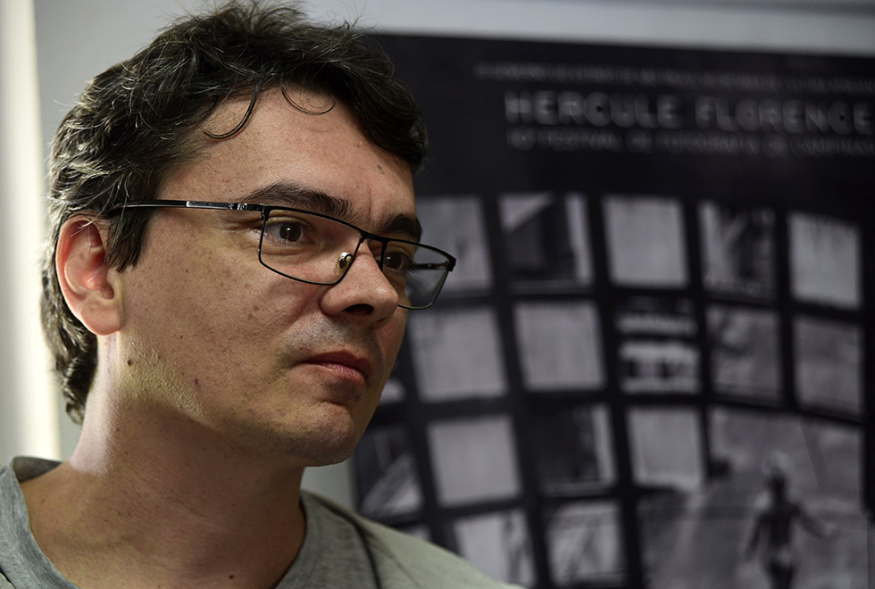 O professor de fotografia do IA, Filipe Salles Homem de oculos em primeiro plano