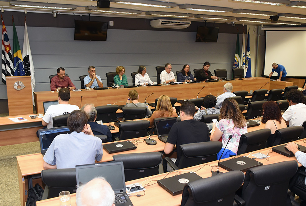 Reitor Marcelo Knobel em reunião com integrantes do Consu