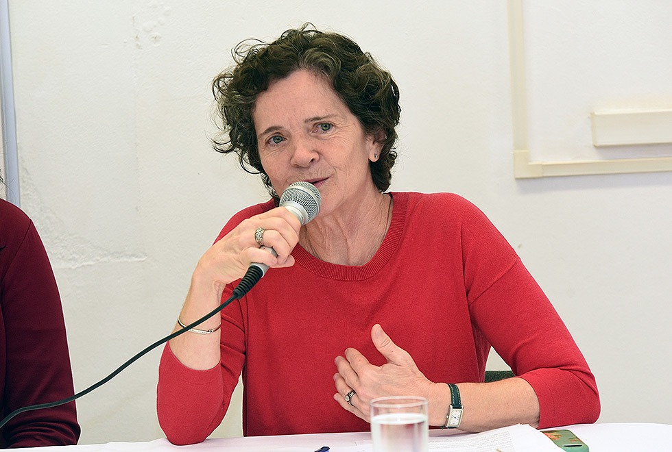Marta Maria do Amaral Azevedo mulher de blusa vermelha fala ao microfone