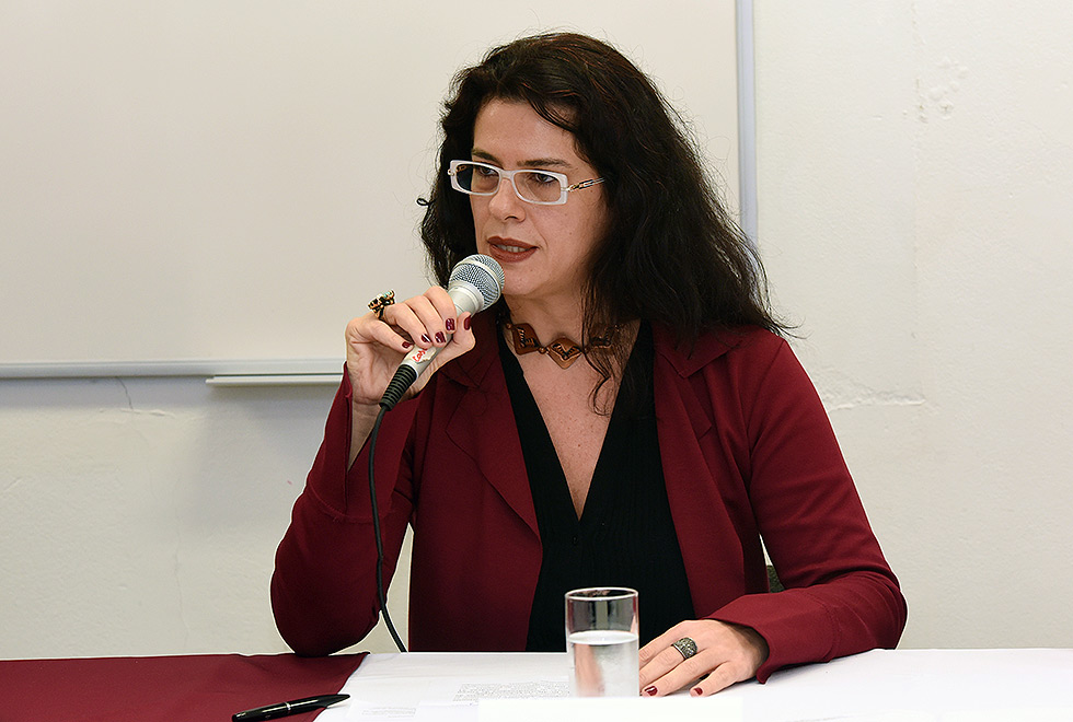 Ana Carolina Moura Delfim Maciel mulher de oculos fala ao microfone