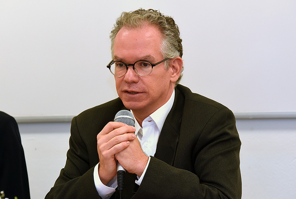 Marcelo Knobel homem de oculos fala ao microfone