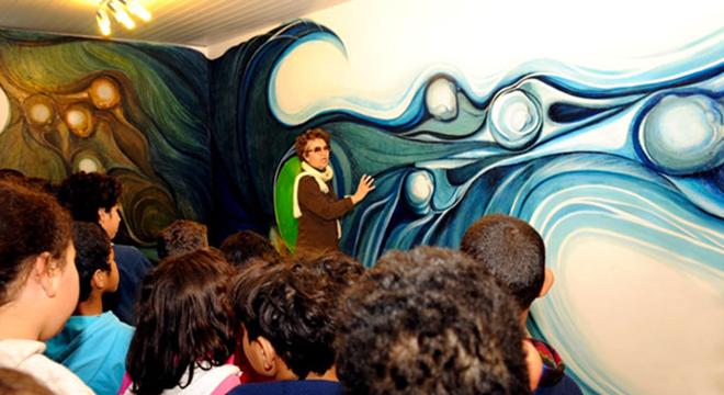 Fúlvia Gonçalves em visita ao painel "Balé das Águas", com crianças do Instituto Popular Humberto de Campos, em 2010 (Foto: Sanasa) 