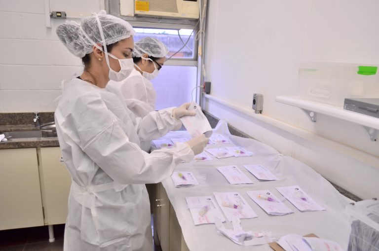 Enfermeiras do CECOM realizando a leitura do teste de sangue oculto nas fezes, método que permite a detecção de possíveis pólipos e tumores.