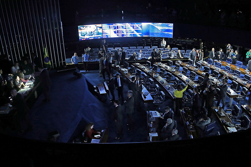 Plenário do Senado às escuras antes da votação de ontem (11.07.17) Plenário do Senado às escuras antes da votação de ontem (11.07.17)
