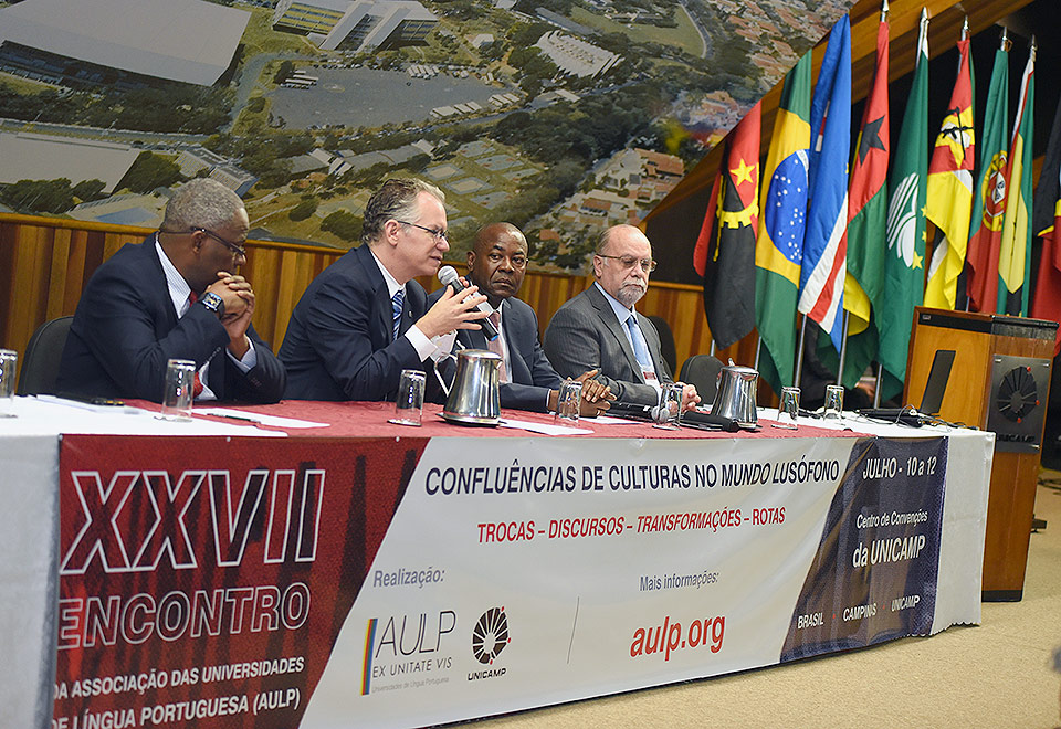 Mesa da solenidade de encerramento do XXVII Encontro da AULP Mesa da solenidade de encerramento do XXVII Encontro da AULP