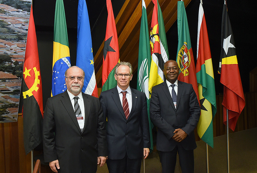 O reitor Marcelo Knobel (centro) ladeado pelo recém-eleito presidente da AULP, Orlando Manuel da Mata (dir), e o ex-presidente da entidade, Rui Martins 