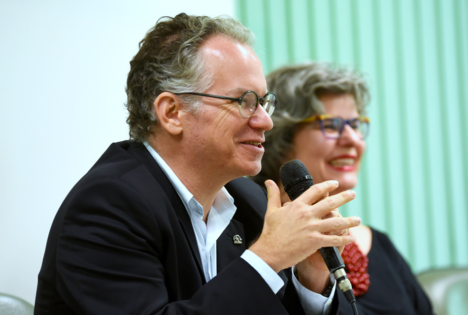 O reitor da Unicamp Marcelo Knobel e a dirigente da FE Dirce Zan O reitor da Unicamp Marcelo Knobel e a dirigente da FE Dirce Zan