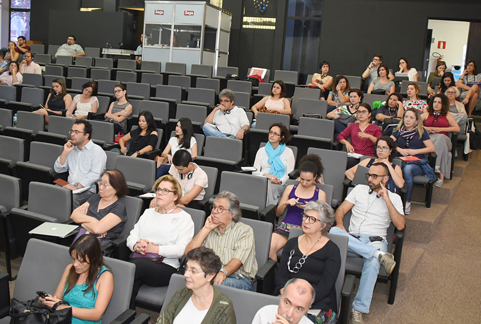 Público acompanha debates publico